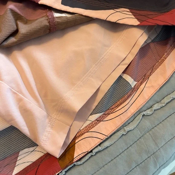 Abstract Multicolor Patterned Fabric - Picture 3 of 4